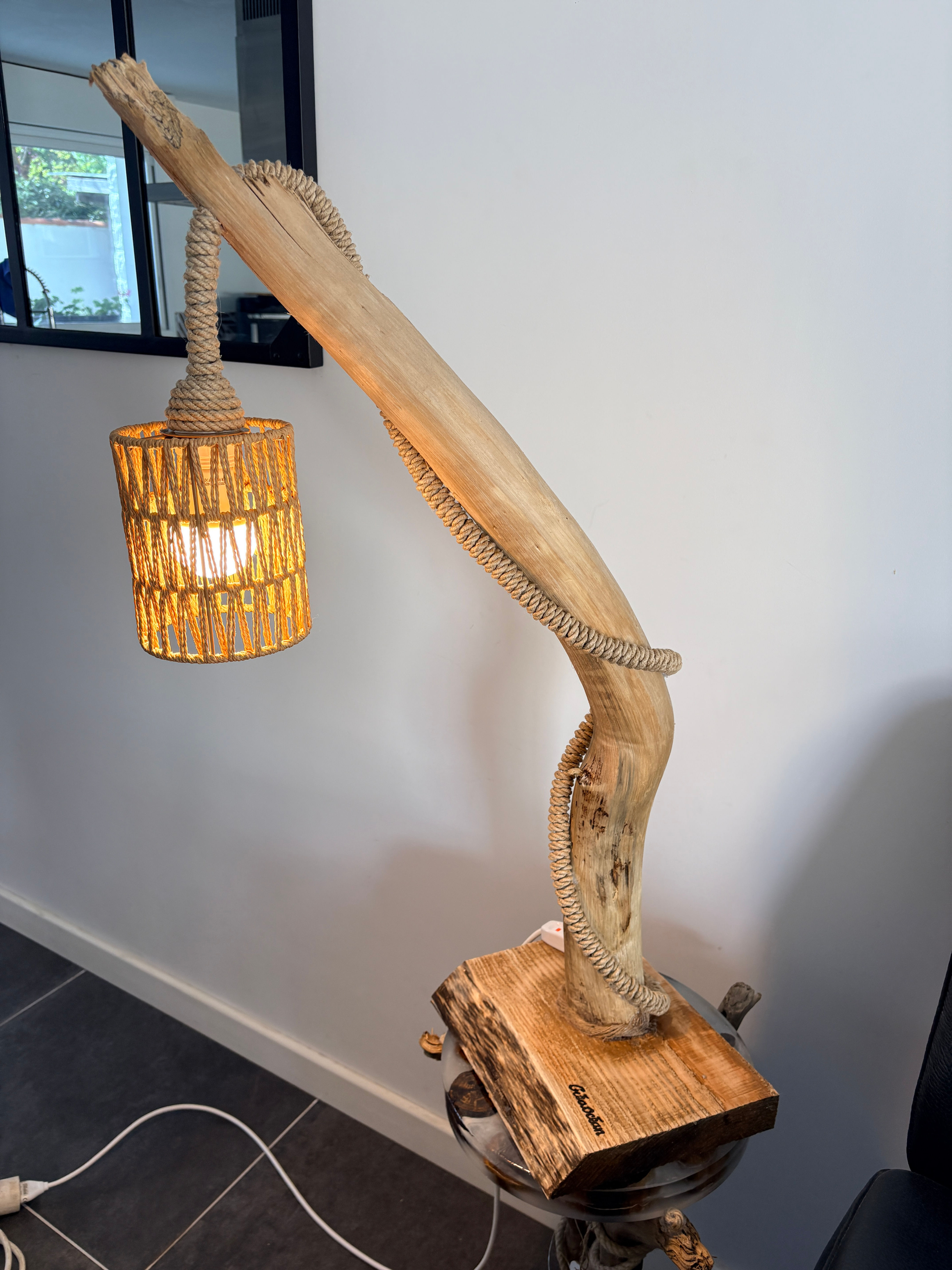Lampe en bois flotté & abat-jour en corde tressée