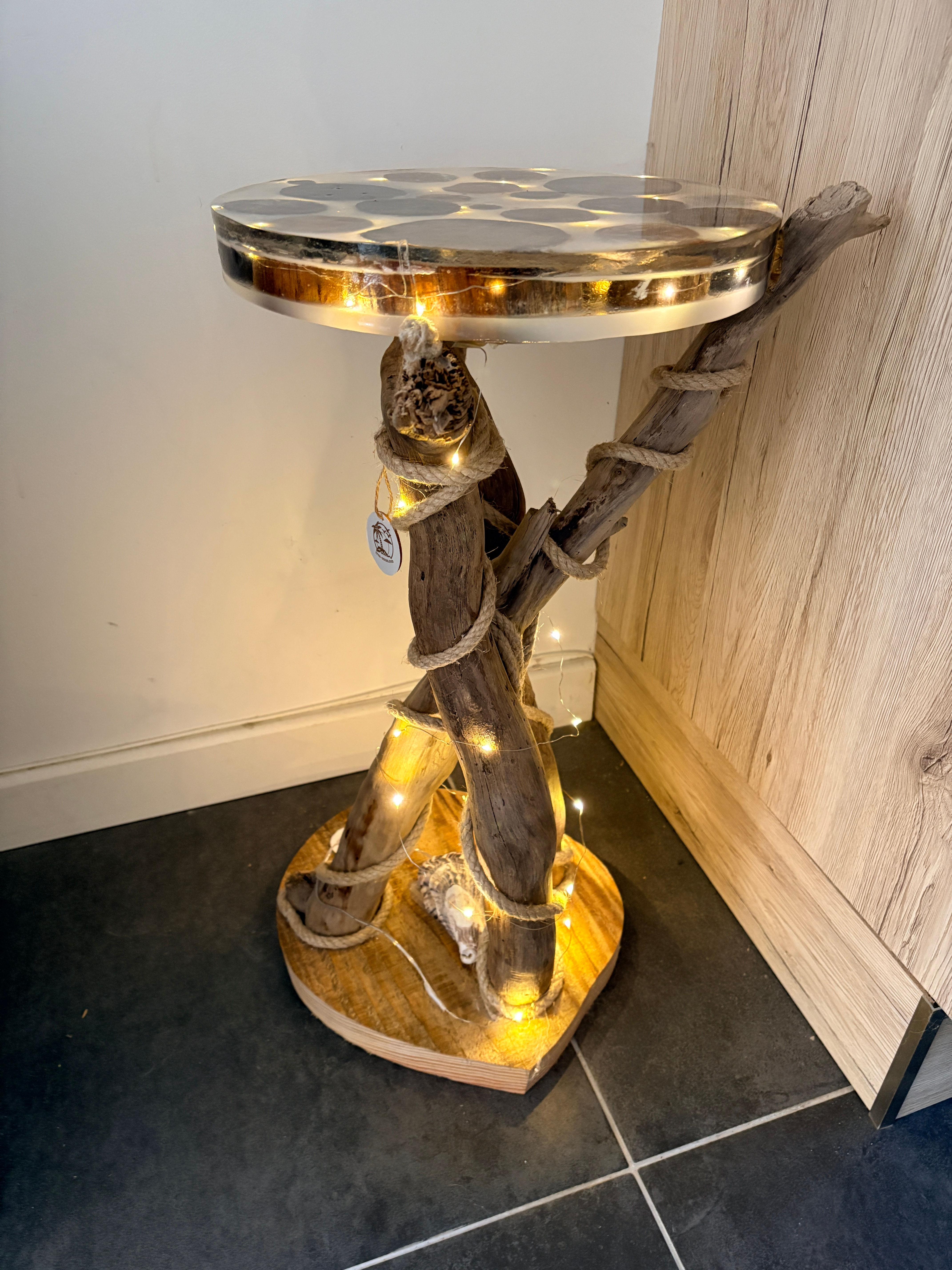 Table d’appoint en bois flotté