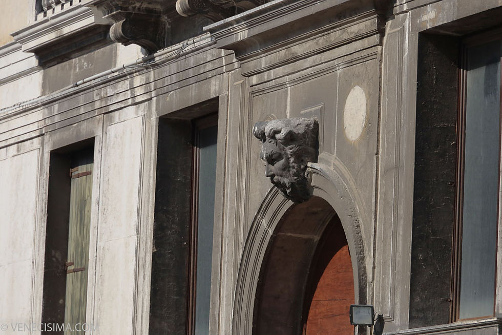 Puerta d'acqua del palacio