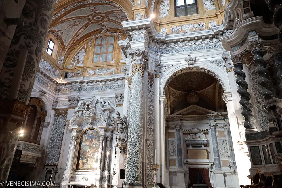 El monumento funerario al dux Pasquale Cicogna en la derecha