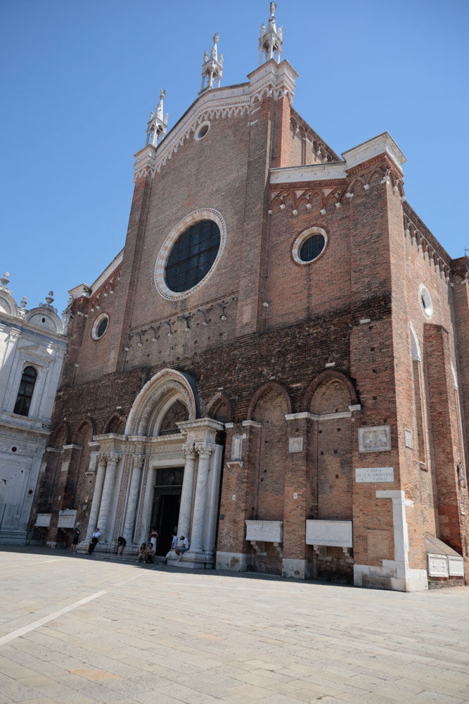 La fachada de la Basílica de San Giovanni e Paolo (San Zanipolo) donde se encuentra cerca de la esquina derecha el bajorrelieve de San Daniele