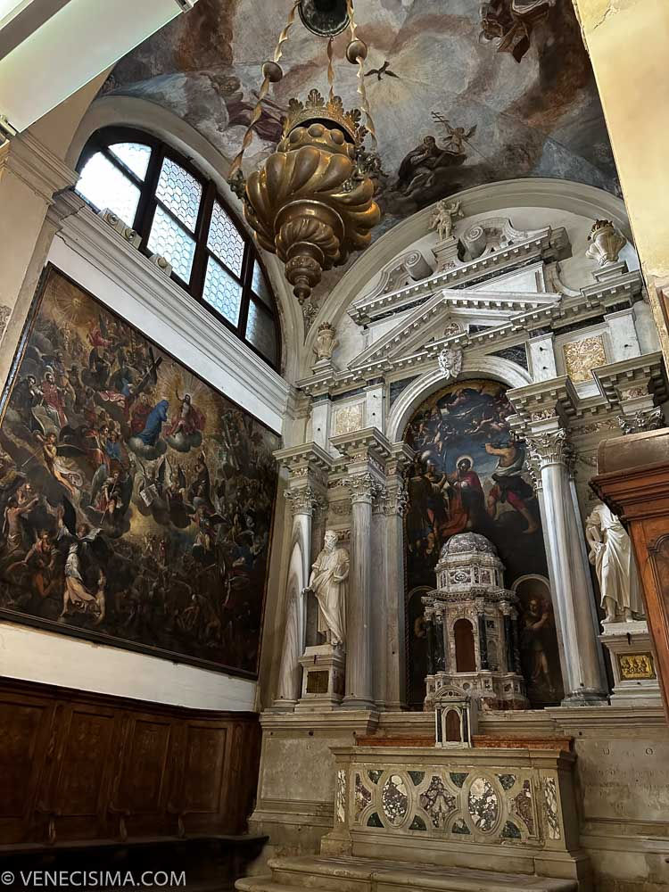 Capilla del SS Sacramento: El fresco de la bóveda del presbiterio representa a los Cuatro Doctores de la Iglesia y data de finales del siglo XVII.