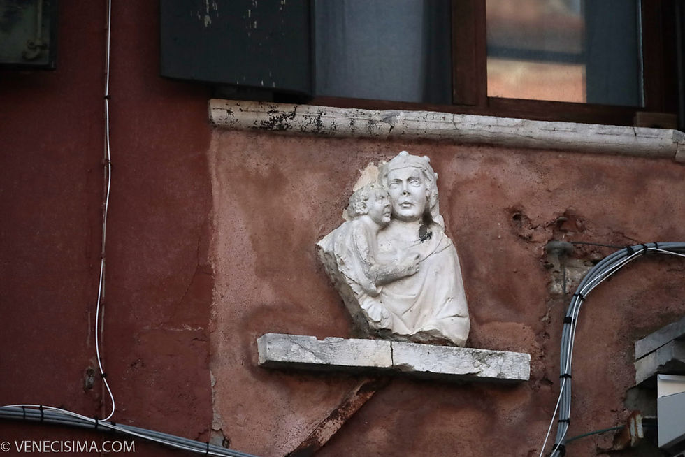 La Virgen en la fachada de la casa a unos metros posiblemente estuvo en la escalera interna de Ca' Bontremolo