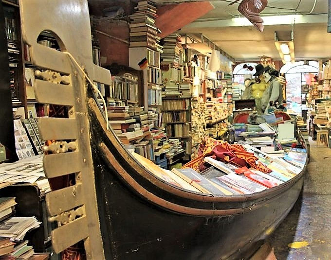 Librería Acqua Alta y sus libros en góndolas