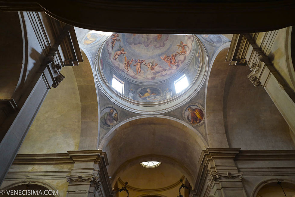 Gloria de ángeles danzando sobre nubes y en las esquinas los cuatro Doctores de la Iglesia y el escudo del Dux Andrea Gritti.