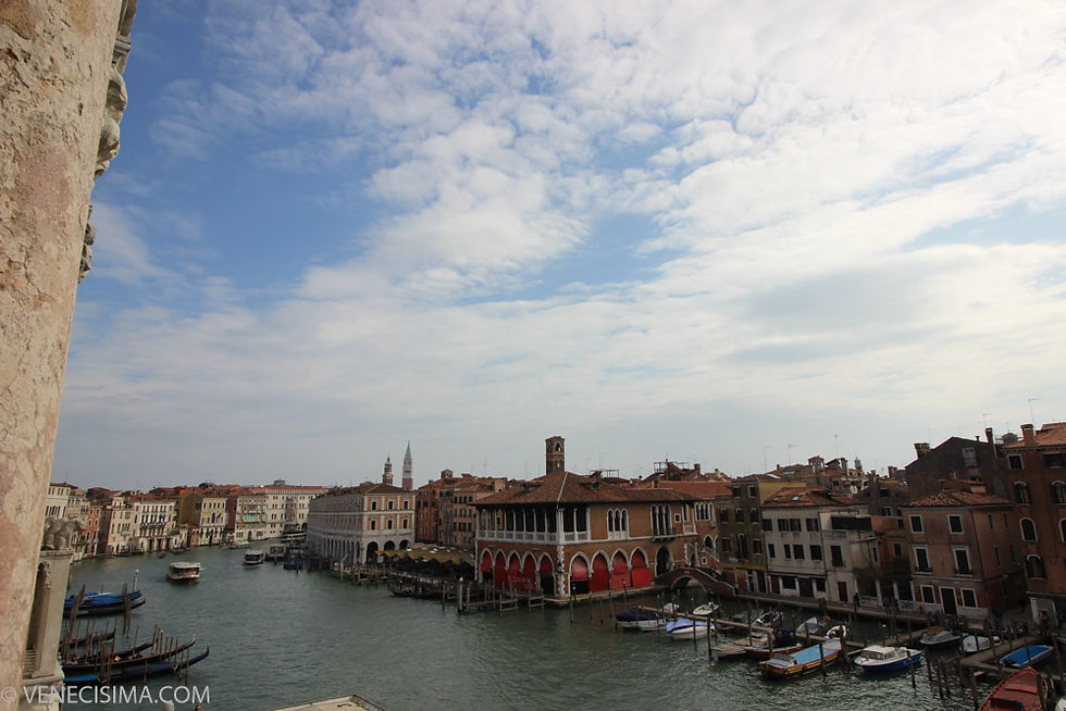 Vista desde los balcones de Ca' d'Oro de la zona de Rialto con las Fabbriche Nuove en el centro de la fotografía