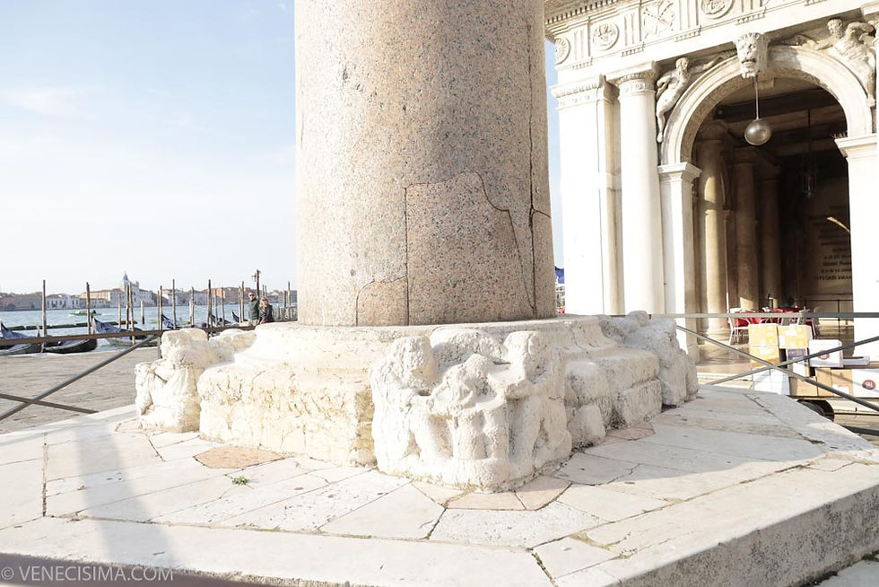 Las figuras en la base de la columna de San Todaro están relacionadas con antiguos oficios