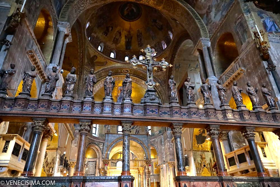 El iconostasio que separa la nave del santuario