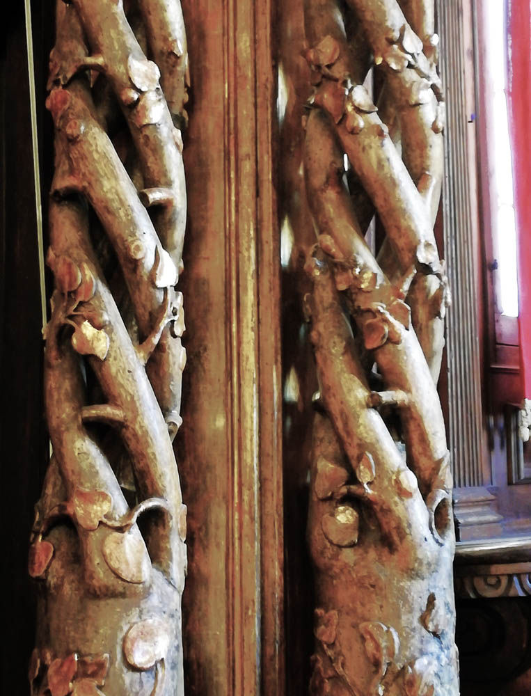 Detalle de columnas de madera en forma de ramas