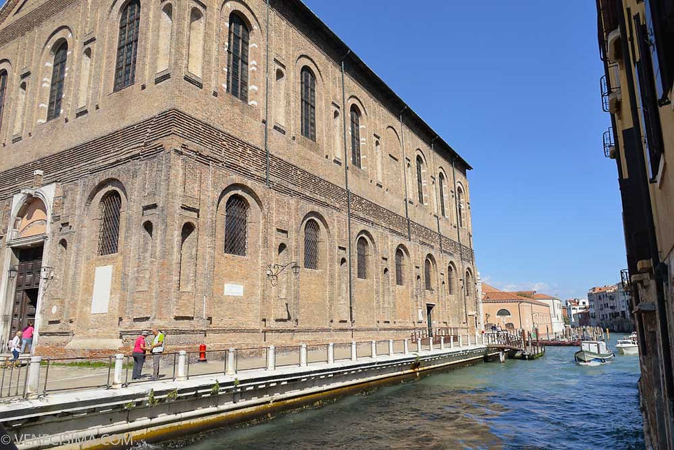 Fachada desnuda de la Scuola que debió haber sido revestida de piedra blanca de Istria con estatuas en los nichos hoy vacíos