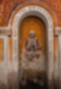 fantasmagórico esqueleto completo en un nicho con una inscripción rodeando la imagen de la muerte que reza: "Memorare Novissima Tua et in Eternun Non Peccabis – Miseremini mei – Miseremini mei"