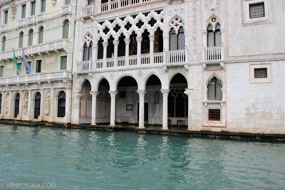 Palacio Giusti a la izquierda, a la sombra de Ca d'Oro a la derecha