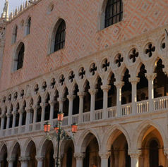 UNA TRÁGICA HISTORIA DE AMOR EN UNA COLUMNA DEL PALACIO DUCAL