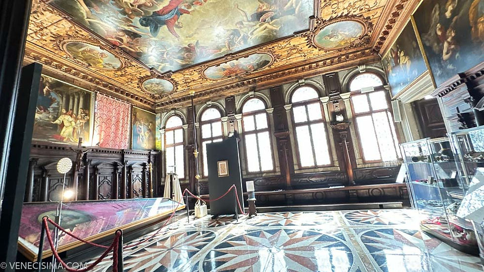 La sala del Albergo con el estandarte en la izquierda y las vitrinas de reliquias en la derecha