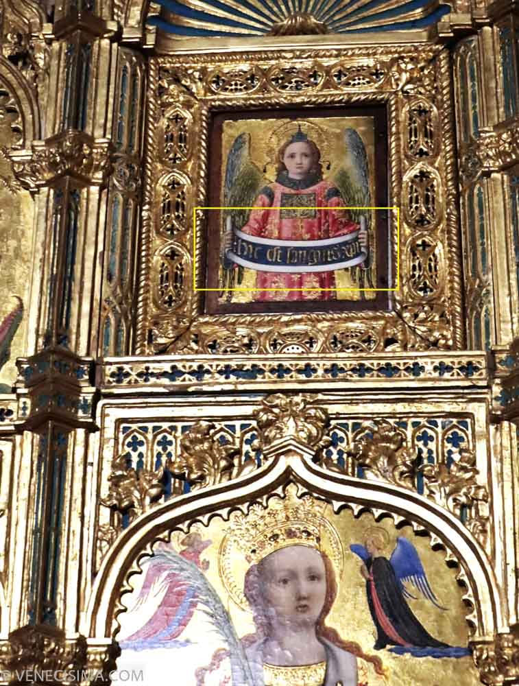 Ángel de medio cuerpo desplegando el pergamino con la inscripción Hic est sanguinis Christi