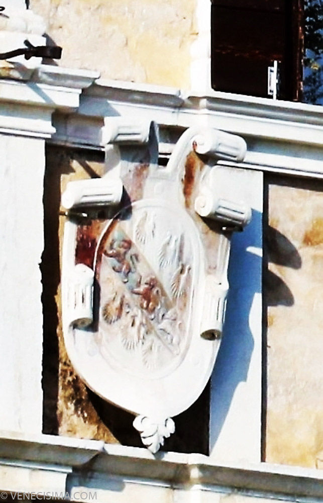 Detalle del escudo de armas de la familia Barbarigo en el Ca' Barbarigo alla Madalena