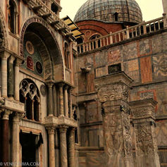 EL MISTERIO DE LAS PILASTRAS DE ACRE EN LA PLAZA DE SAN MARCOS
