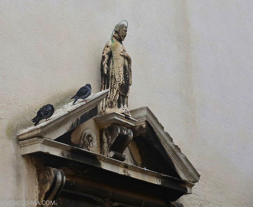 Sant'Antonin sobre la puerta de entrada a la iglesia homónima