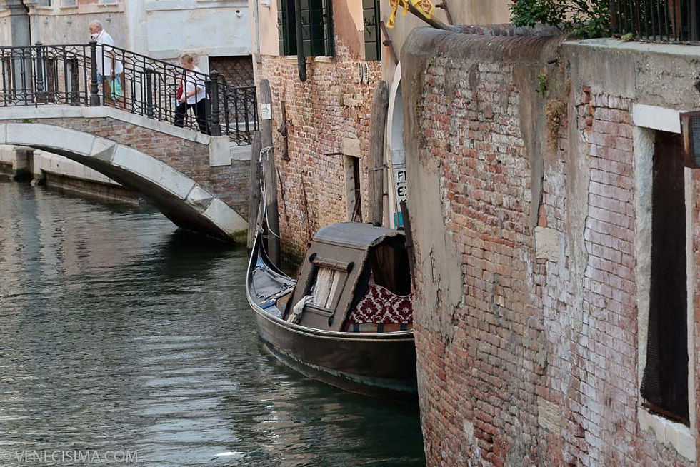 La góndola con felze en la salida de la librería Acqua Alta