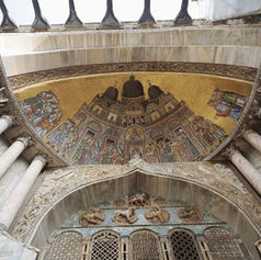 EL PORTAL DE SANT'ALIPIO EN LA FACHADA DE LA BASILICA DE SAN MARCOS
