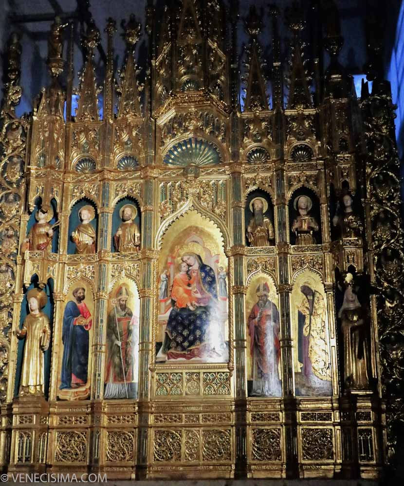 Políptico de la Virgen en el altar central (capilla de San Tarasio o de Oro)