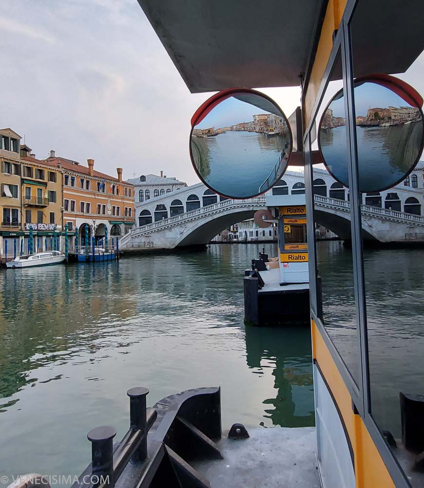Vista desde una parada del vaporetto en la Riva del Carbon