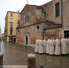 LA SCUOLA DE SAN MARTINO Y LA PIERNA QUE RECORRÍA LA CIUDAD