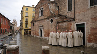 LA SCUOLA DE SAN MARTINO Y LA PIERNA QUE RECORRÍA LA CIUDAD