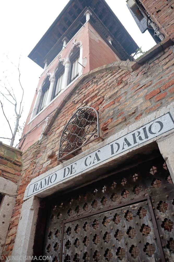 Acceso trasero a Ca' Dario con una escultura de la Virgen sobre la puerta