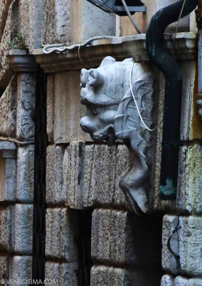 Uno de los grifos que acompaña al león alado del palacio Morosini