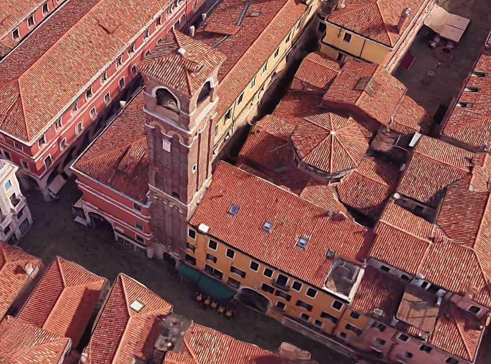 La iglesia de San GIovanni Elemosinario con la entrada a través de una casa (Google