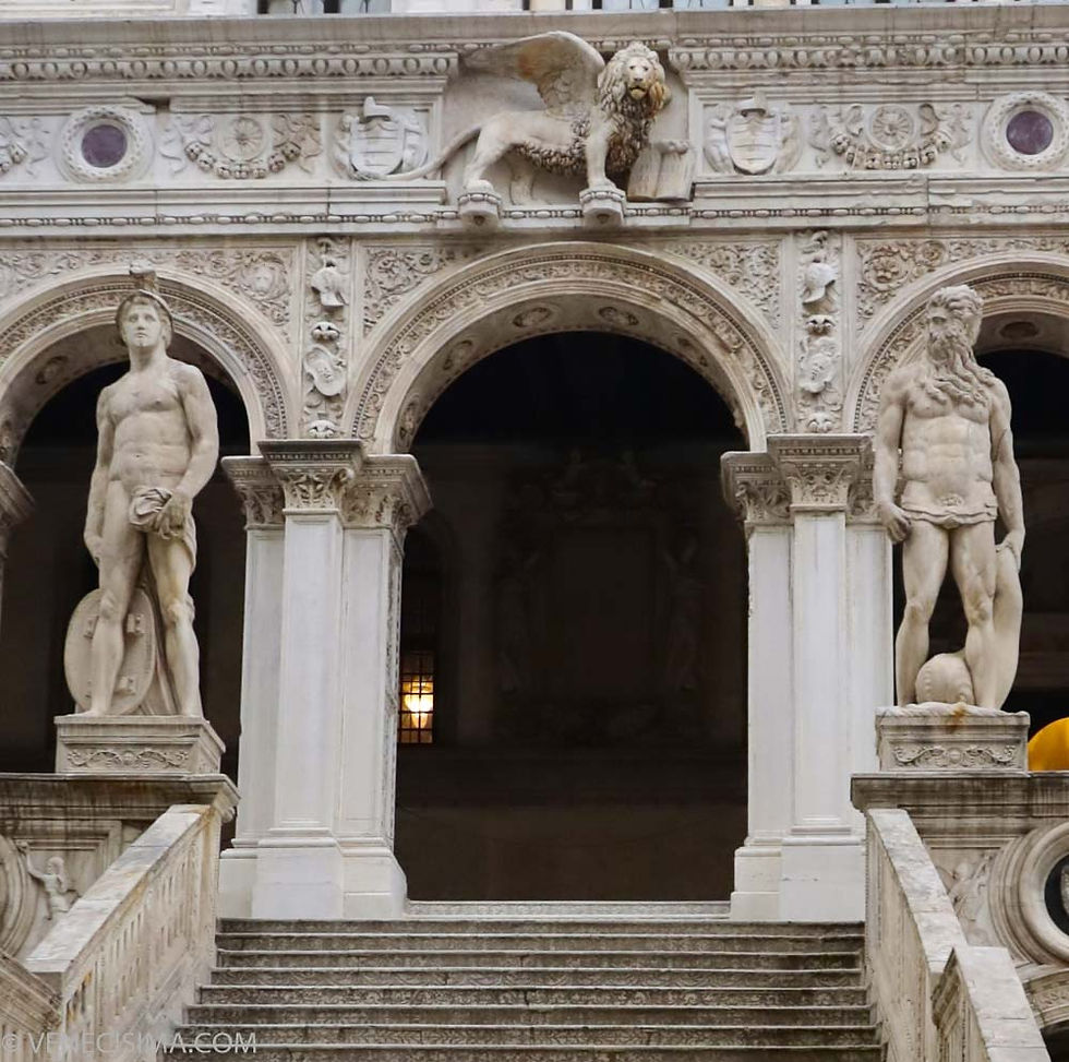 Los Giganti (gigantes) y el León de San Marcos