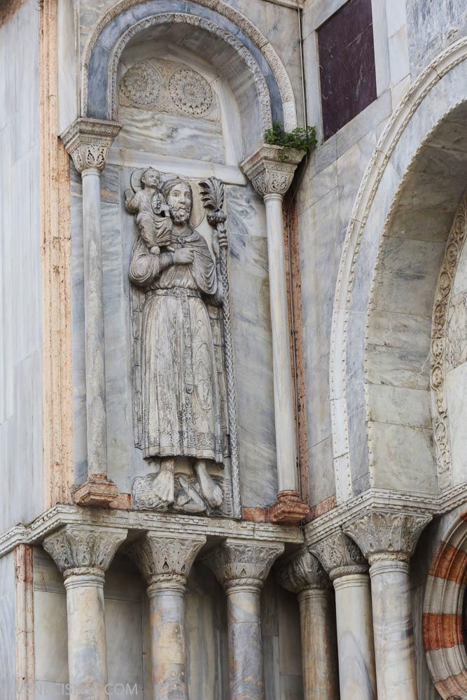 Estatua de San Cristoforo con el Niño en la fachada que da a la piazzeta dei Leonicini de la basilica de San Marcos