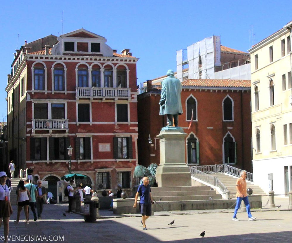 Casas pintadas en rosso veenziano en campo Manin