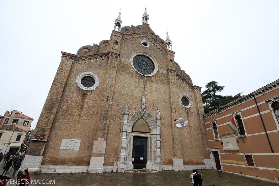 Fachada de la Basilica dei Frari y el cippo de la Scuola della Passione en la izquierda de la puerta de entrada