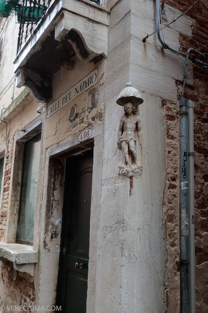 Jesús en la columna en memoria de la restauración de este edificio del Ospedale degli Incurabili