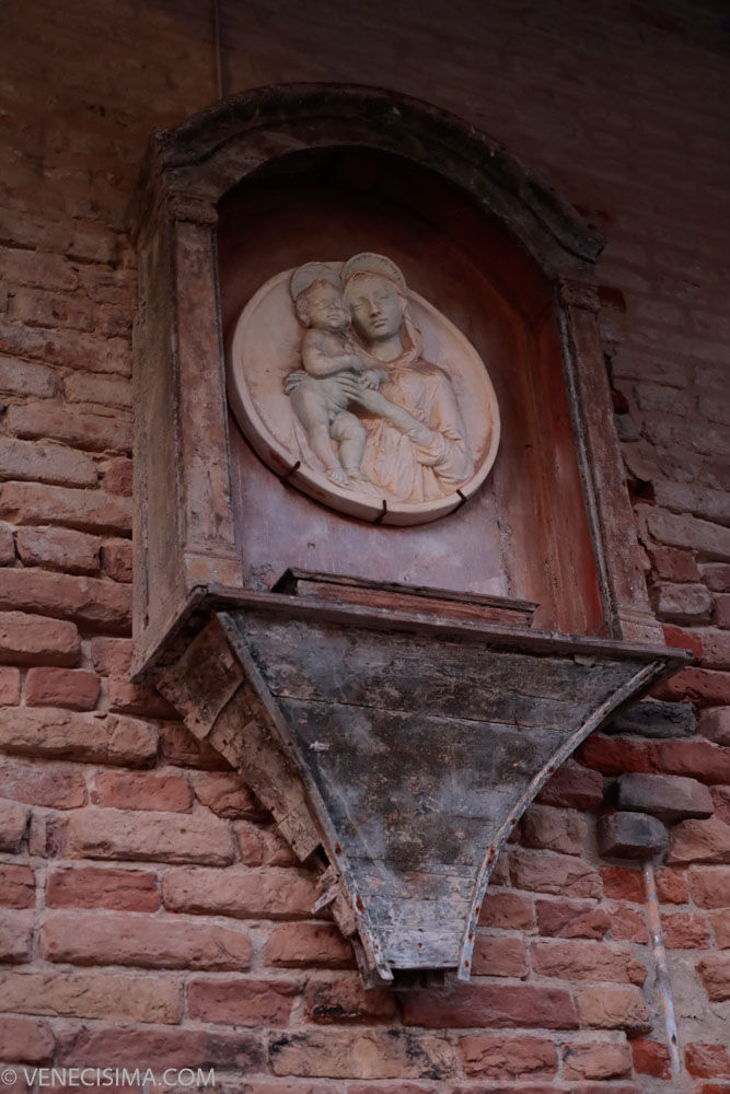 Detalle de la Virgen en el sotoportego de Ca' Levi Morenos como protectora de los navegantes