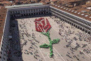 25 DE ABRIL: LA FIESTA DE LOS CAPULLOS DE ROSA O DEL BÒCOLO