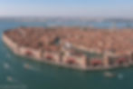 Recreación de Venecia rodeada de murallas con taquillas de acceso