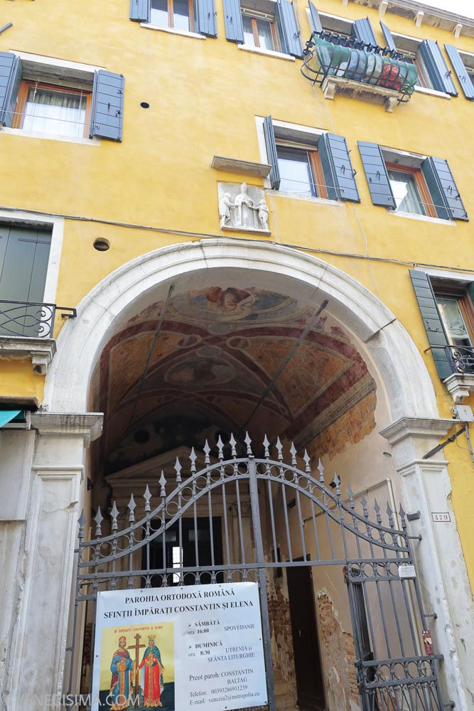 Una entrada escondida entre casas