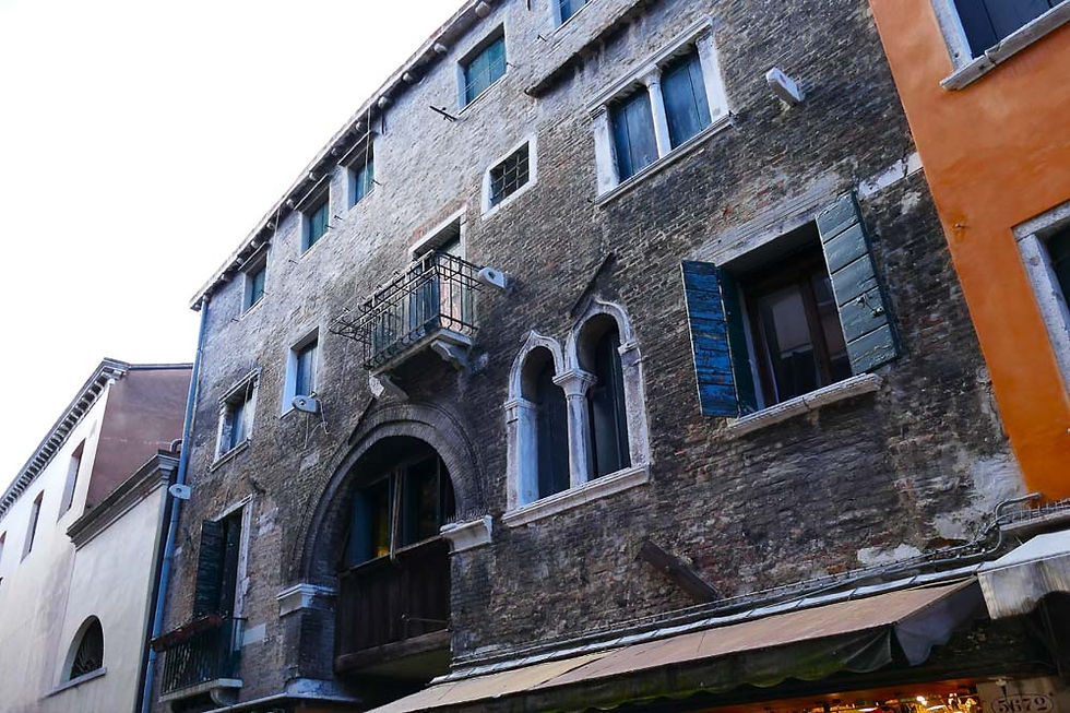 La fachada de la casa del siglo XIII