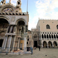 ¿POR QUÉ ESTA PUERTA DEL PALACIO DUCAL SE LLAMA PORTA DELLA CARTA (DEL PAPEL)? 🚪🗝️📃