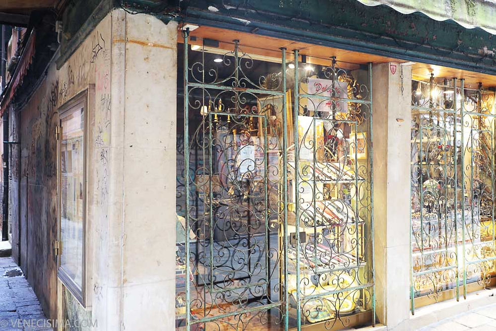 La tienda cuando está cerrada antes de desplegar sus encantos