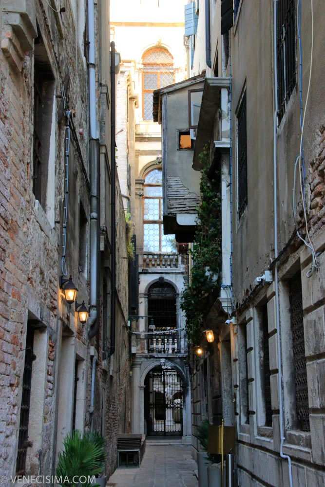 Lateral del palacio Pisani que da acceso al Gran Canal