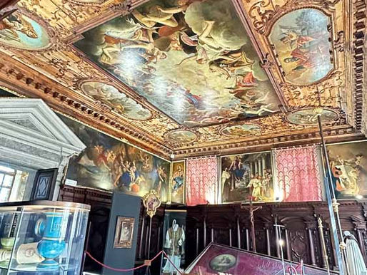 EL ALBERGO Y LA SALA DEL ARCHIVO EN LA SCUOLA DEI CARMINI