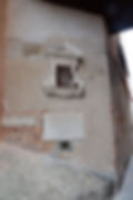 La placa que amenaza a los que abandonan niños