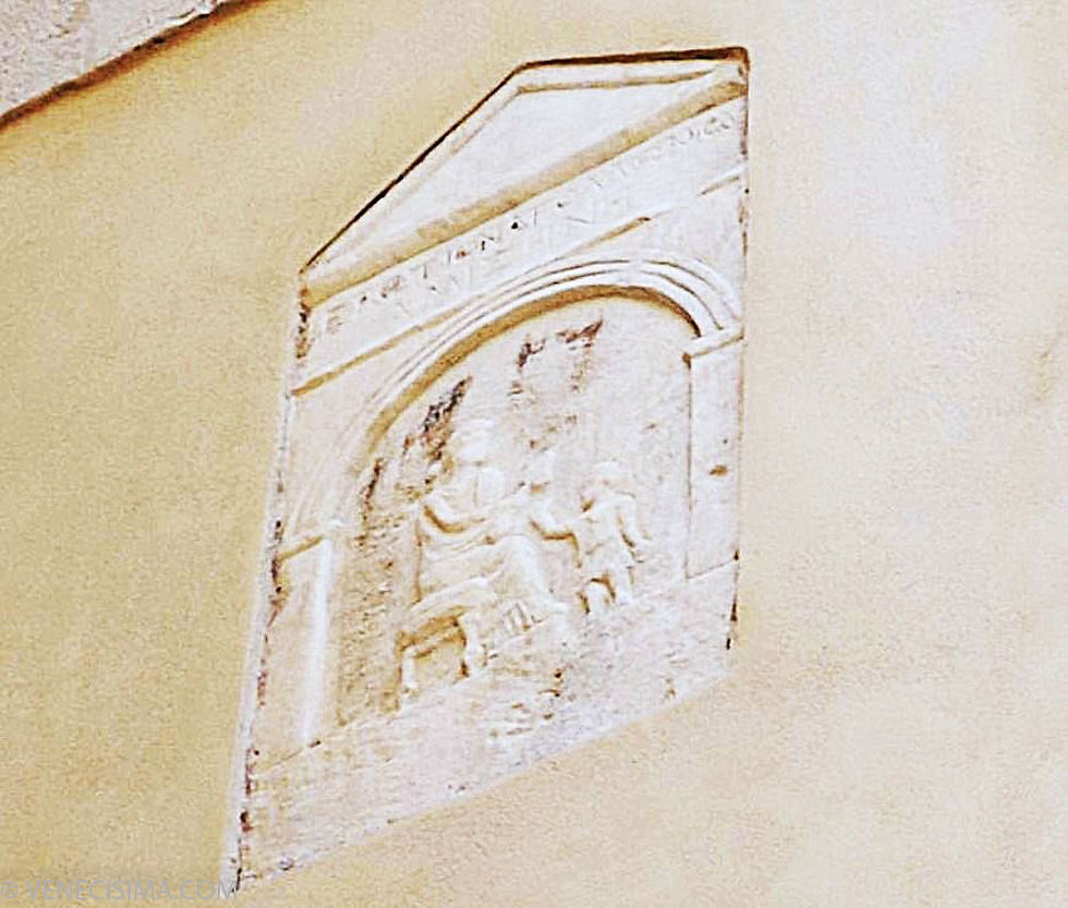 Relieve de la Hilandera y el niño