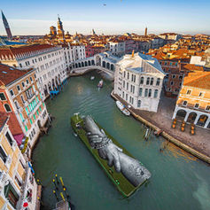 UN GIGANTESCO FRESCO SOBRE HIERBA NAVEGA POR VENECIA