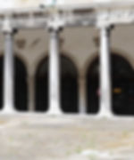 El tercer dragón sobre la columna del centro