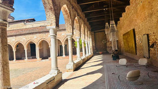EL CLAUSTRO DELLA MADONNA DELL'ORTO: EL RINCÓN OCULTO DE VENECIA QUE ENAMORÓ AL DUEÑO DE AMAZON